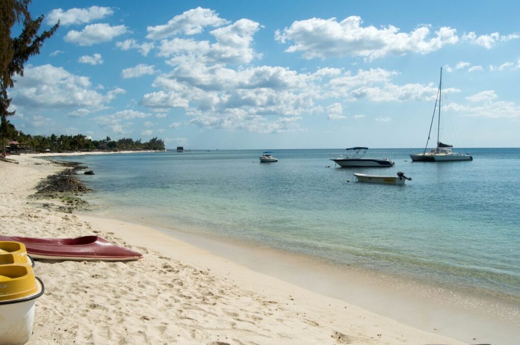 شاطئ لا كوفيت في موريشيوس بمياه صافية ورمال بيضاء وأجواء هادئة